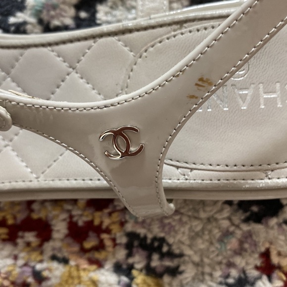 Chanel grey patent leather pearl sandals - Picture 4 of 9